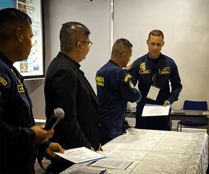 Mesa principal entregando certificado del diplomado a auxiliar 
