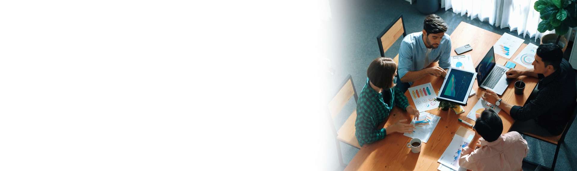 Grupo de personas dialogando en mesa de trabajo