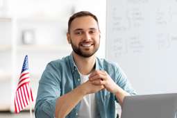 Grupo de personas dialogando en mesa de trabajo