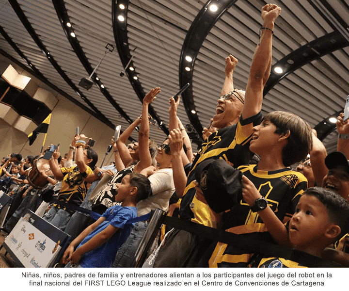 Participantes entre niños y adultos del Fest STEM Cartagena animan con entusiasmo a sus equipos durante la competencia de robots