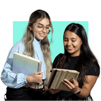 Estudiantes felices viendo libro