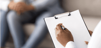 persona leyendo tabla