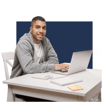 Estudiante feliz con computador