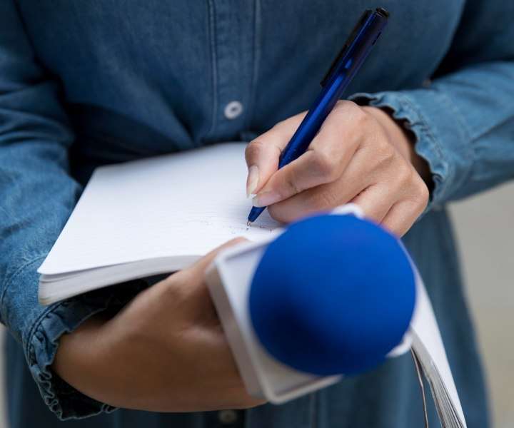 periodista con micrófono en la mano