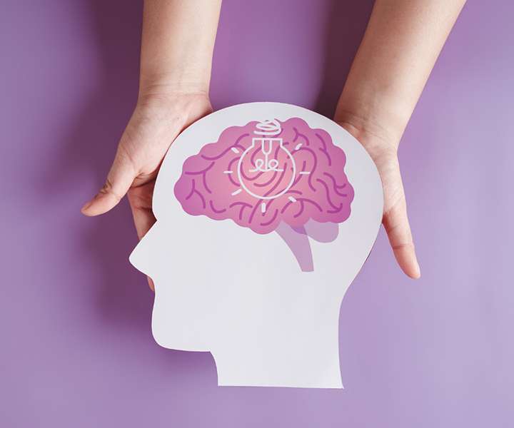 Imagen sosteniendo un cerebro de papel 