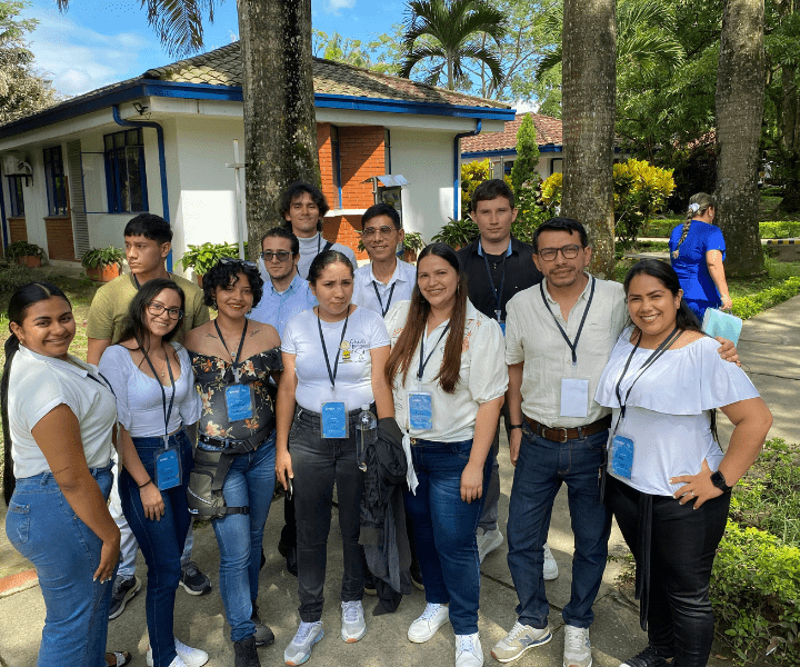 Se trata de un grupo de participantes del Encuentro Nacional de Semilleros de Investigación – ENSIU 2024.  El grupo está compuesto por hombres y mujeres jóvenes y adultos, vestidos con ropa casual