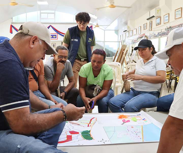 Mujeres y hombres de distintas unidades productivas de la Troncal Coveñas realizan cartografía social de su territorio