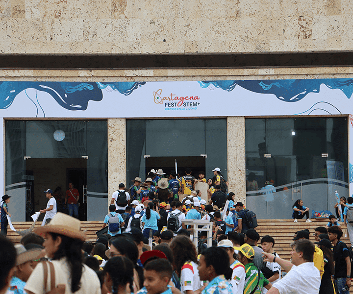 Equipos conformados por niñas, niños y jóvenes a la espera de ingresar al centro de Convenciones Cartagena para participar en la final nacional del FIRST LEGO League 2024-2025.