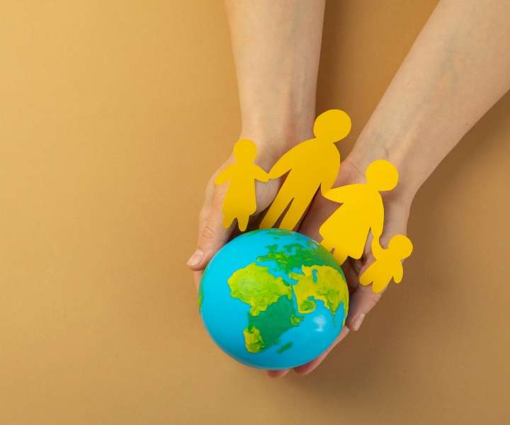 planeta tierra con siluetas de seres humanos