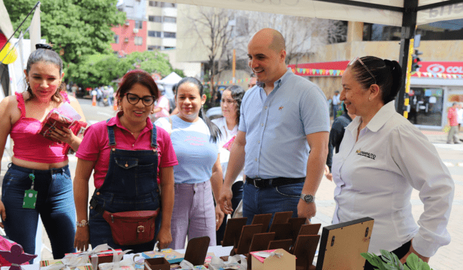 Representantes de UNIMINUTO Feria de Emprendimiento Mujer