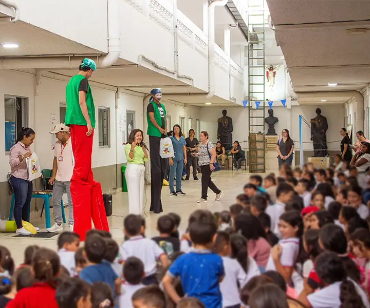 Show de acrobacias y zancos