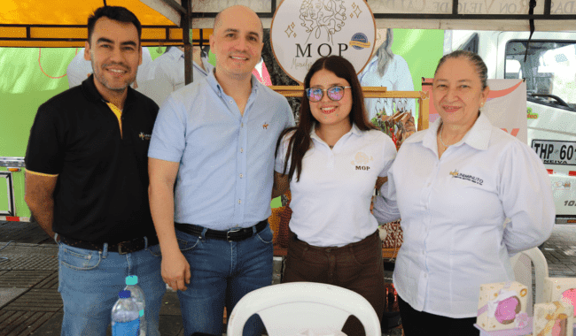 Representantes de UNIMINUTO Feria de Emprendimiento Mujer