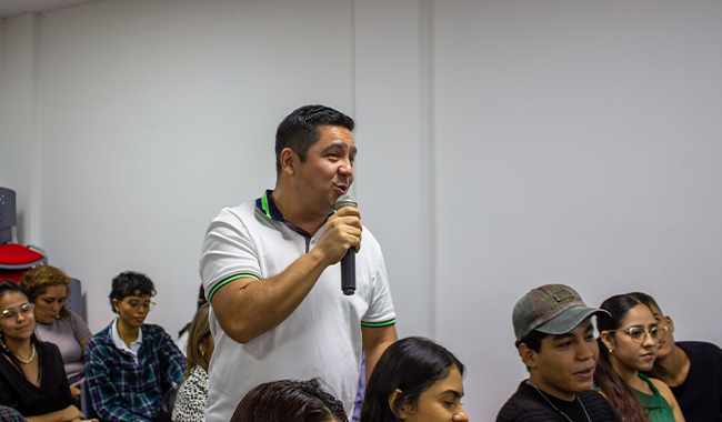 Docentes hicieron intervenciones y conversaron con la congresista