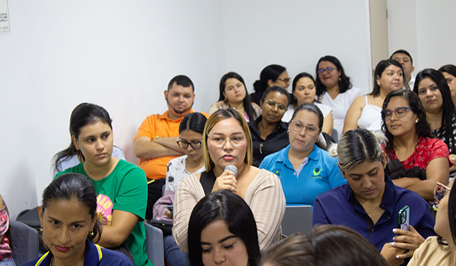 Estudiante participando de la charla con la Dra. Marelen Castillo