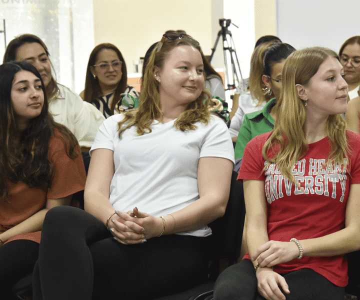 Estudiantes de la Sacred Heart University en el Auditorio de la Sede Chicalá Ibagué.