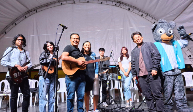 Grupo Cultural Campesino del Centro Universitario de Zipaquirá en tarima