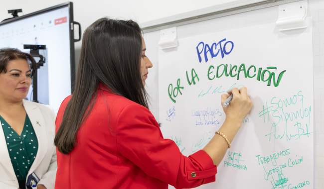 Con una firma se sella este pacto que promueve la educación en el sur del país