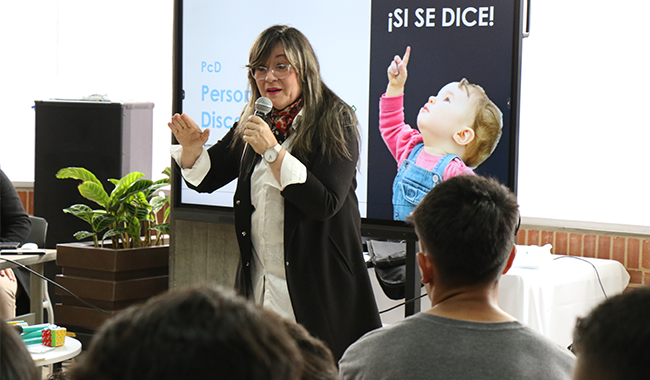 Docente hablando sobre inclusión educativa