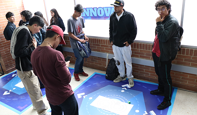 Estudiantes interactuando en el Livinglab