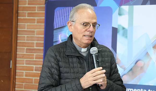 Padre Camilo Bernal hablando