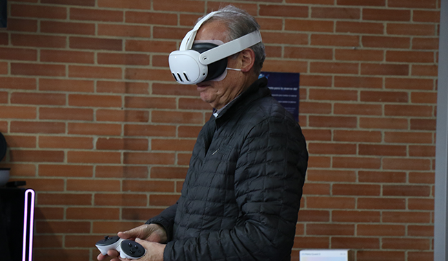 P. Camilo Bernal, cjm probando la realidad virtual