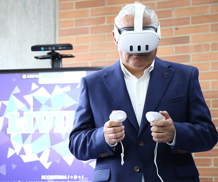 Rector Jefferson usando gafas de realidad virtual