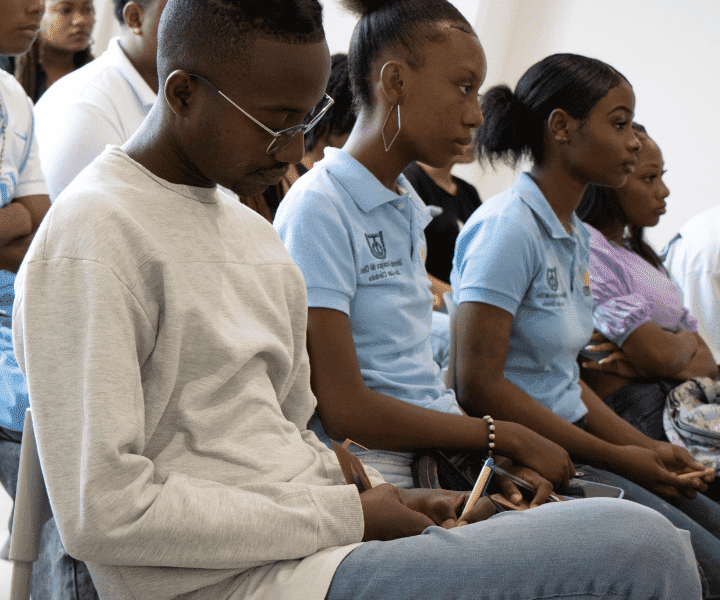 Participantes entre hombres y mujeres de la región Quibdó, participando en el taller de Narrativas de paz
