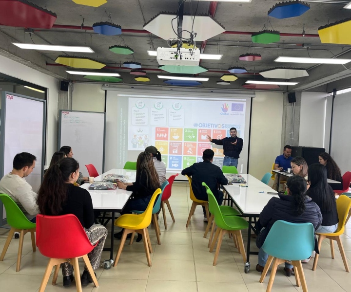 Taller BeGlobal con ONGs en Colombia