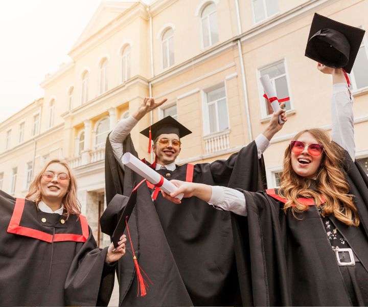 estudiantes graduándose