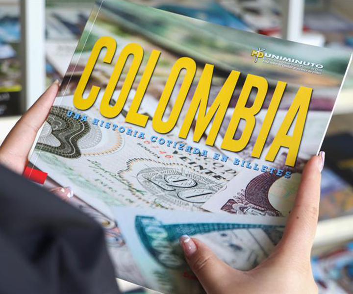 Persona sosteniendo un libro titulado, Colombia: Una historia cotizada en billetes, publicado por UNIMINUTO, con imágenes de billetes en la portada.