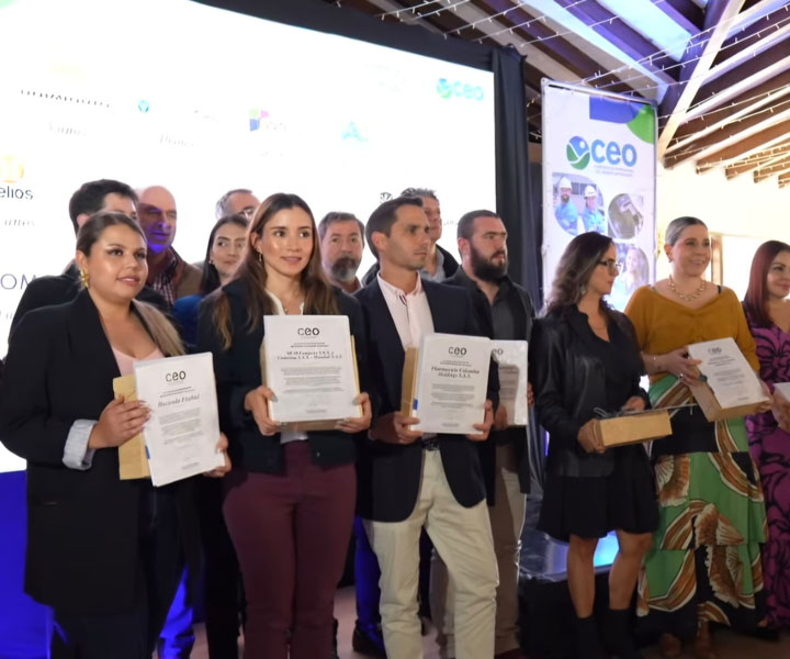 Entrega de reconocimiento con otras empresas destacadas