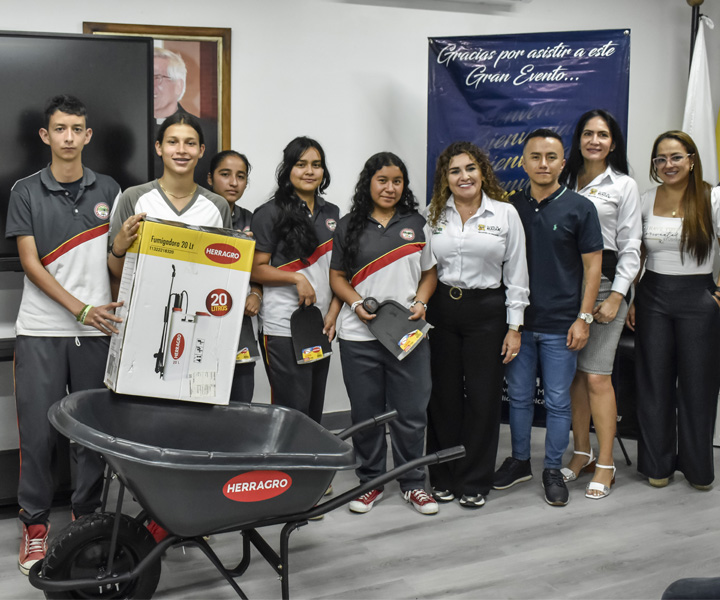 Niños y jóvenes de diferentes instituciones educativas recibiendo insumos para sus proyectos_3