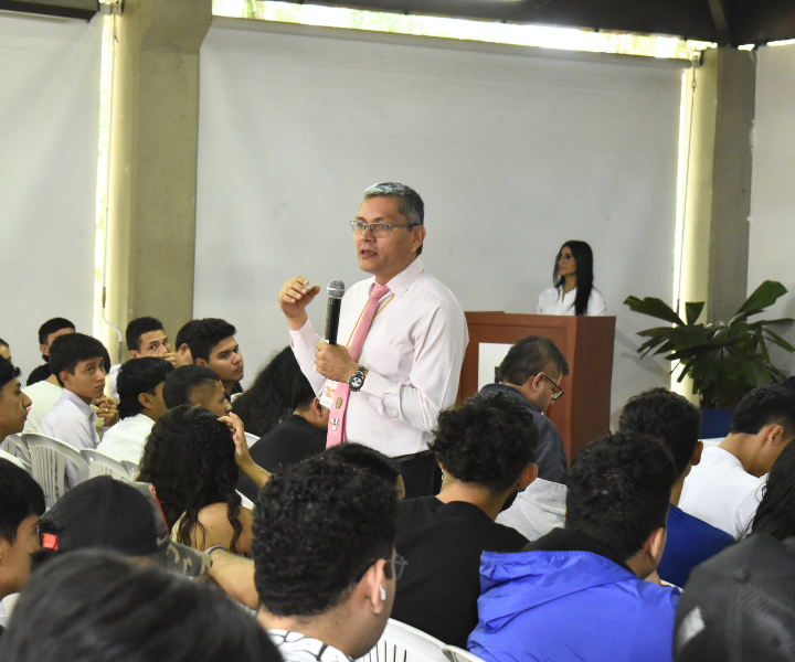 El Ingeniero Jonh Ricardo Madero Cubillos, CEO de Robokids, durante su ponencia en Flisol 2025 Ibagué. 2