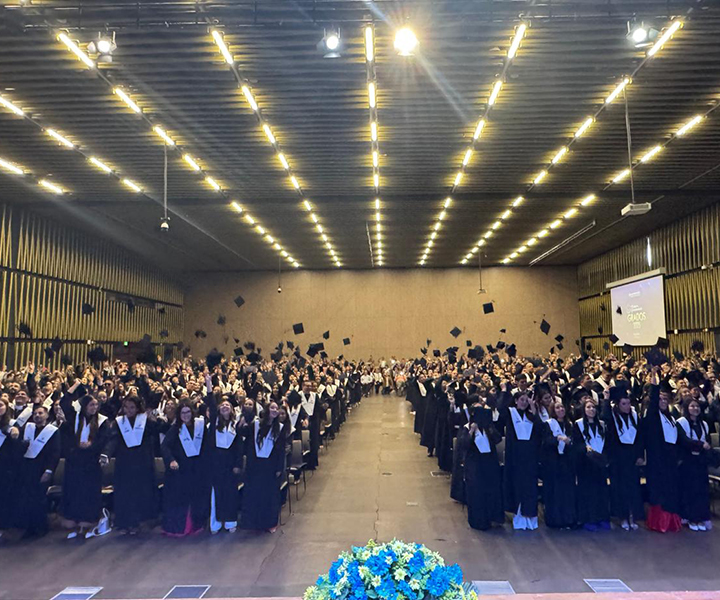 Lanzamiento de birrete momento de alegría y celebración