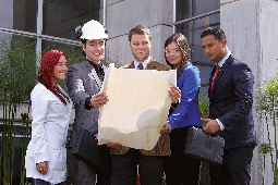 Cinco personas observando plano