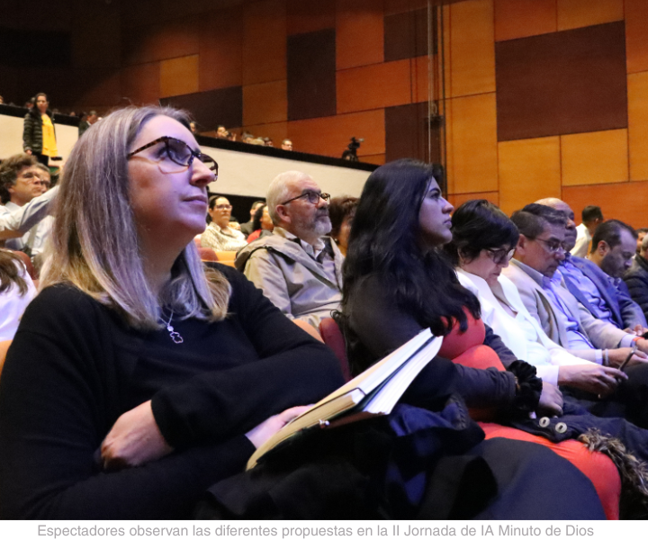 Espectadores  observan las diferentes propuestas en la II Jornada de IA Minuto de Dios