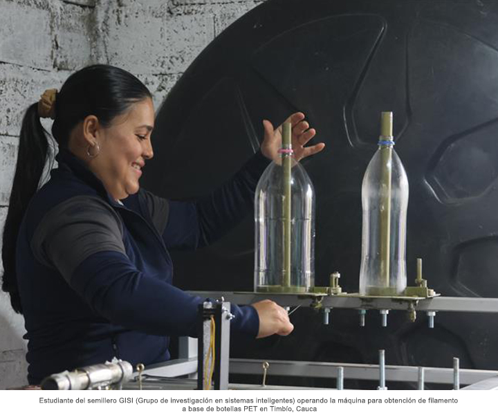 Estudiante del semillero GISI (Grupo de investigación en sistemas inteligentes) operando la máquina para obtención de filamento a base de botellas PET en Timbío, Cauca