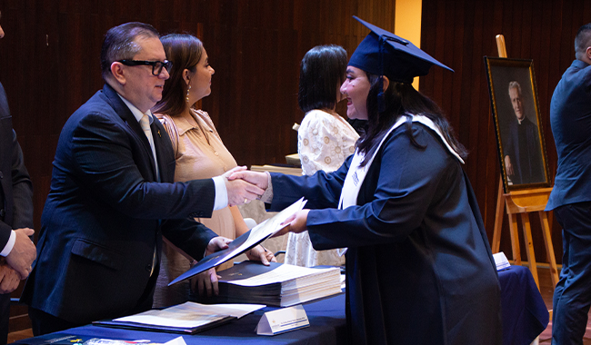 Entrega de diploma por parte del Rector Oriente