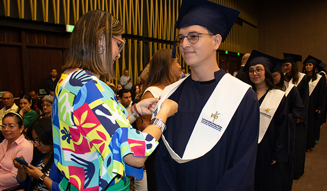 Imposición del pin institucional