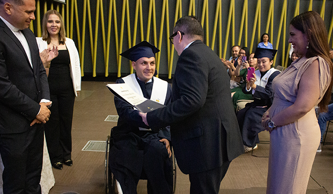Entrega de diploma por parte del Rector Oriente