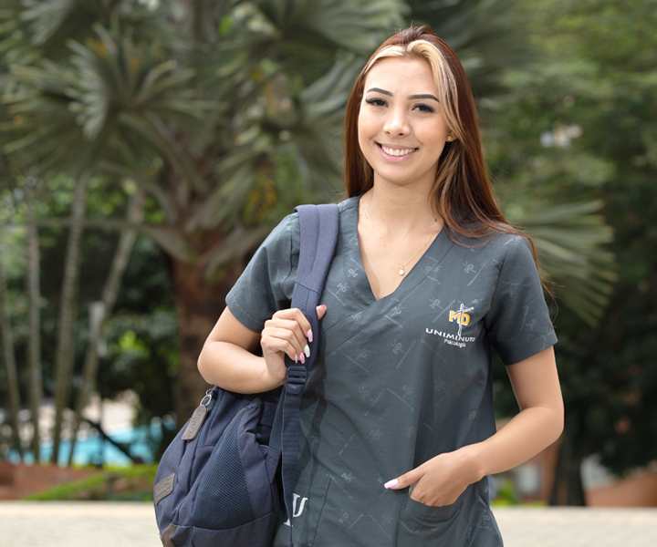 estudiante de UNIMINUTO con un bolso