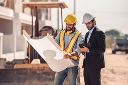 Dos ingenieros revisando un plano