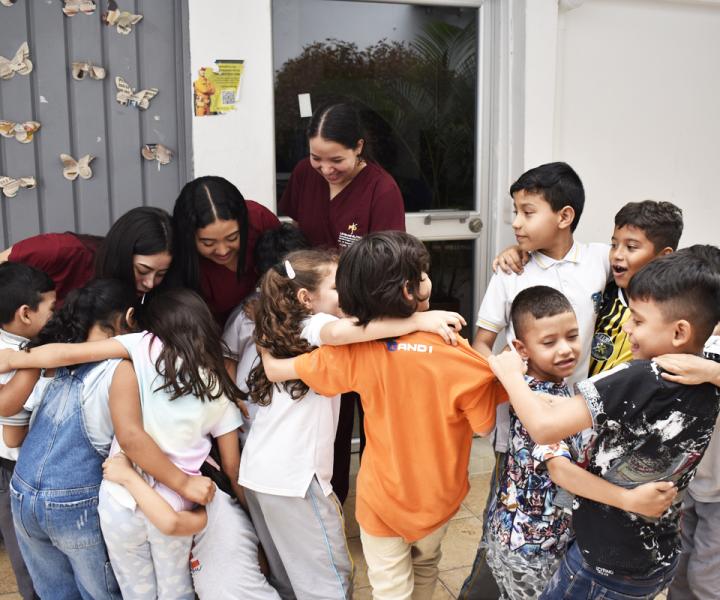 Niños del Club Didáctico y estudiantes de Licenciatura en Educación Infantil durante una jornada de aprendizaje y diversión.3