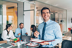 Equipo de trabajo trabajando en sala de reuniones