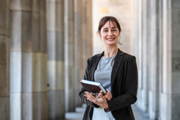 Mujer con libro en la mano