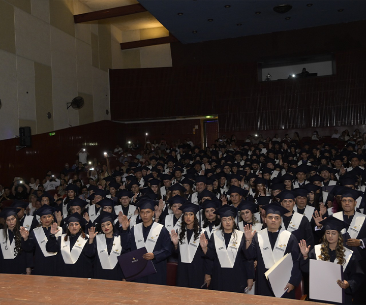 Graduandos UNIMINUTO durante la ceremonia realizando promesa profesional