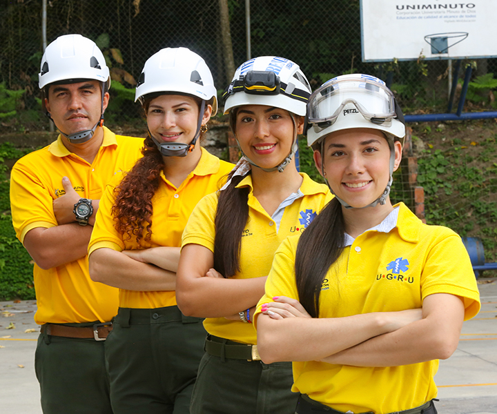cuatro colaboradores con uniforme y casco 
