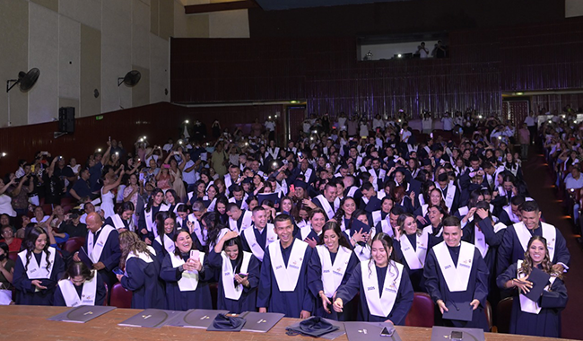 Graduandos UNIMINUTO realizando el lanzamiento de birrete como símbolo de cierre de ciclo académico 