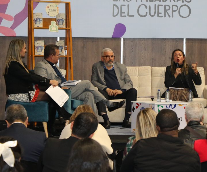 Foto de los panelistas en el lanzamiento del libro