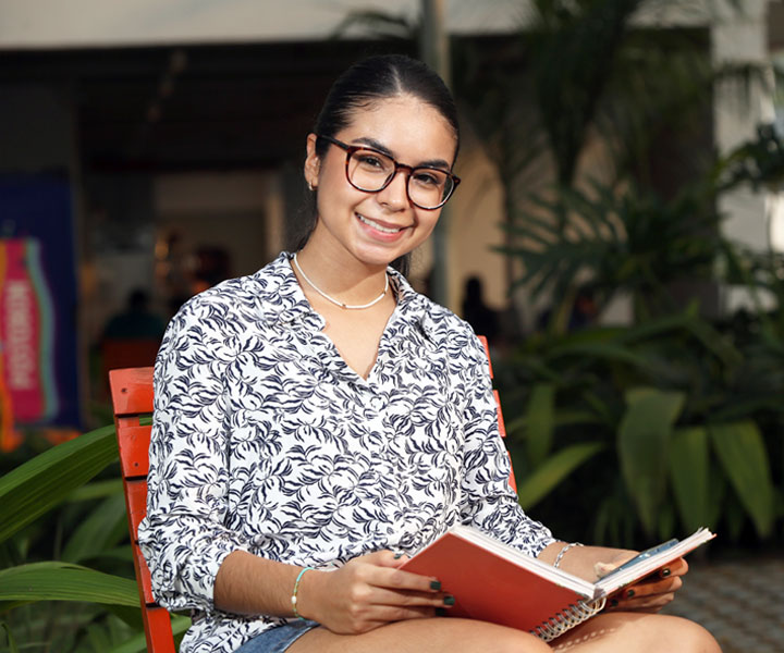 mujer estudiante con un libro en la mano